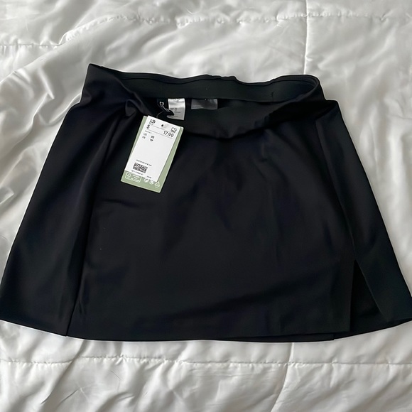 Black skirt - Picture 1 of 2